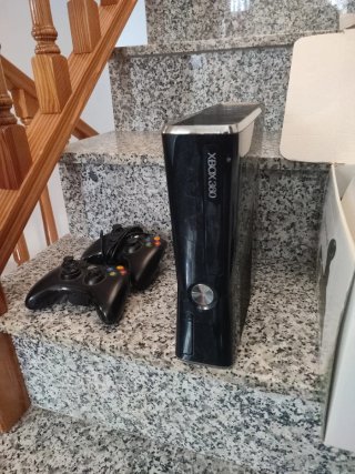 Xbox 360 Slim 250 GB + 2 controller