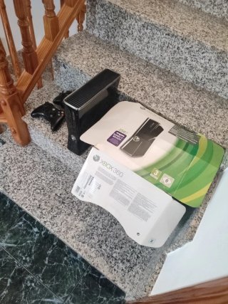 Xbox 360 Slim 250 GB + 2 controller