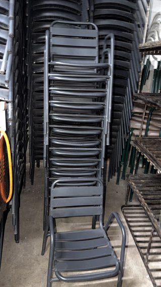 Sillas de aluminio apilables negras a 15€ ud