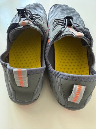 Zapatillas barefoot grises y naranjas