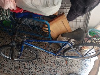Bicicleta de montaña azul