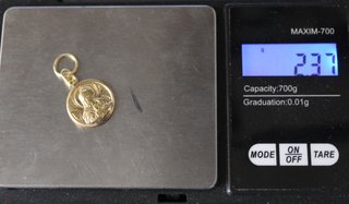Medalla de oro de 18k. Peso: 2.37 gr.