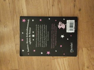 Isadora Moon, eskolara doa