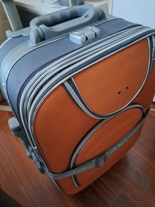 Maleta de viaje naranja y gris con ruedas
