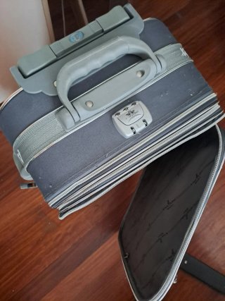 Maleta de viaje naranja y gris con ruedas