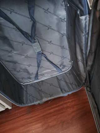 Maleta de viaje naranja y gris con ruedas