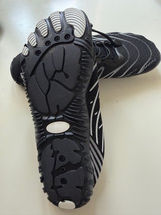 Zapatillas barefoot negras y blancas