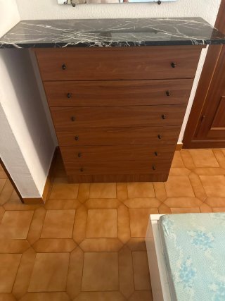 Cómoda de madera con tapa de mármol