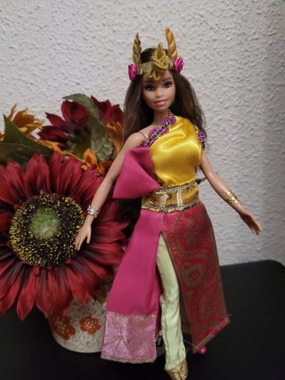 Muñeca barbie con traje tradicional de Tailandia