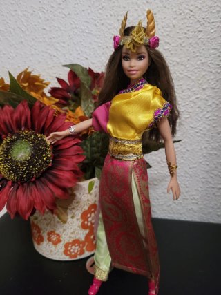 Muñeca barbie con traje tradicional de Tailandia