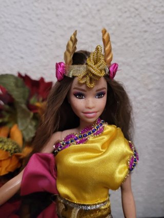 Muñeca barbie con traje tradicional de Tailandia