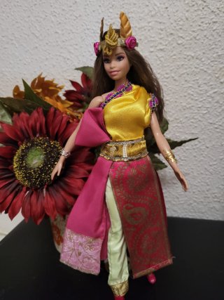 Muñeca barbie con traje tradicional de Tailandia
