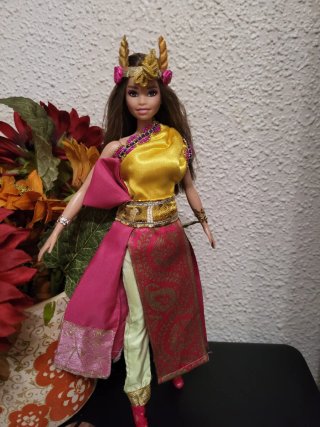 Muñeca barbie con traje tradicional de Tailandia