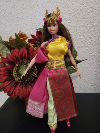 Muñeca barbie con traje tradicional de Tailandia