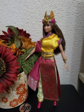 Muñeca barbie con traje tradicional de Tailandia