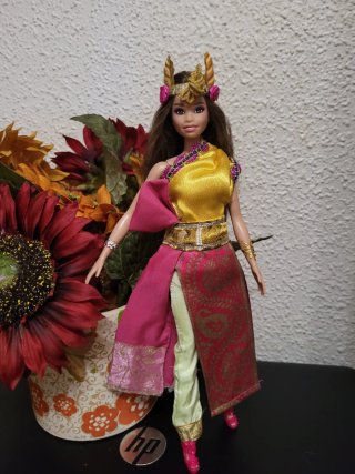 Muñeca barbie con traje tradicional de Tailandia