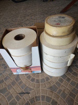 Fitas de papel e rede de fibra de vidro