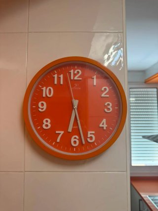 Reloj de pared naranja
