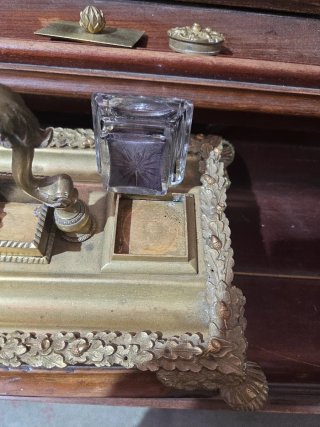 Escribanía victoriana dorada con tinteros