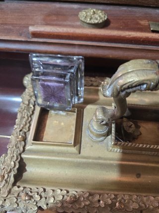 Escribanía victoriana dorada con tinteros