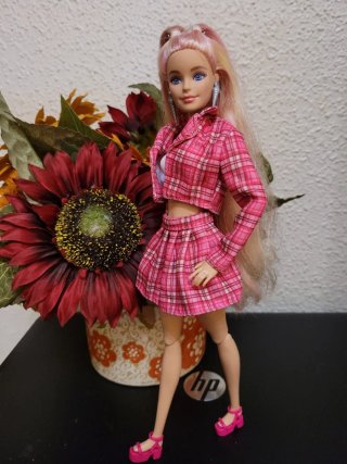 Muñeca Barbie articulada con conjunto a cuadros