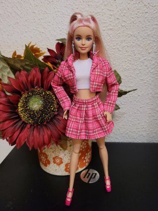 Muñeca Barbie articulada con conjunto a cuadros