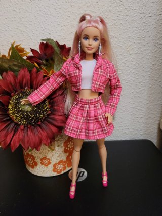 Muñeca Barbie articulada con conjunto a cuadros