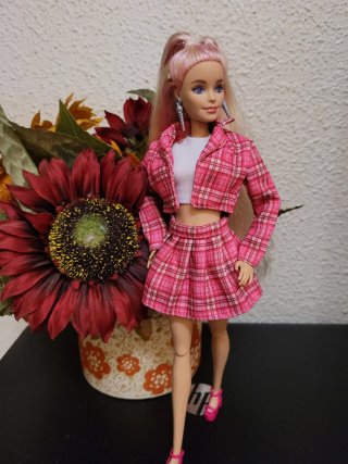 Muñeca Barbie articulada con conjunto a cuadros