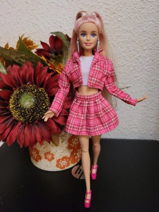 Muñeca Barbie articulada con conjunto a cuadros