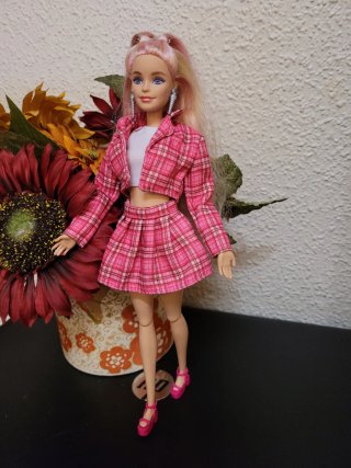 Muñeca Barbie articulada con conjunto a cuadros