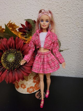 Muñeca Barbie articulada con conjunto a cuadros