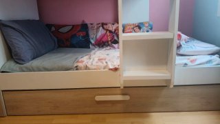 Litera con cama extraíble y armario.