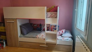 Litera con cama extraíble y armario.