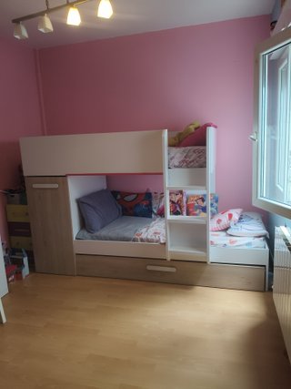 Litera con cama extraíble y armario.