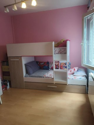 Litera con cama extraíble y armario.