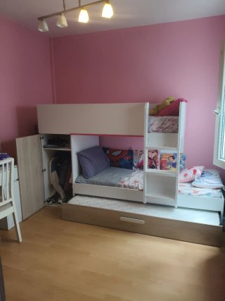 Litera con cama extraíble y armario.
