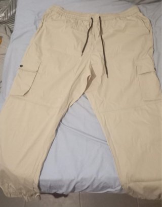 Pantalones cargo hombre beige y negro