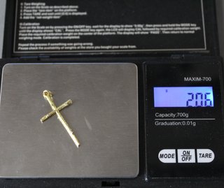 Cruz de oro de 18k. Peso: 2.06 gr.