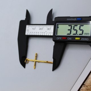Cruz de oro de 18k. Peso: 2.06 gr.
