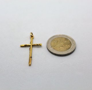 Cruz de oro de 18k. Peso: 2.06 gr.