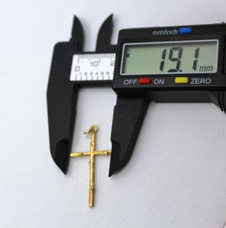 Cruz de oro de 18k. Peso: 2.06 gr.