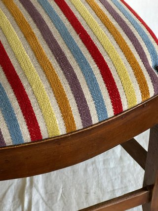 Silla antigua de nogal y rayas de colores