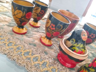 Bambole russe e bicchieri decorati