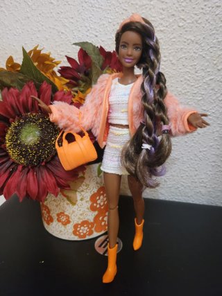 Muñeca Barbie articulada con conjunto y accesorios