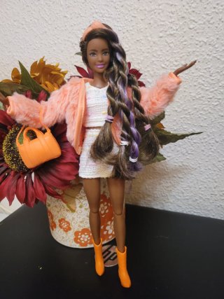 Muñeca Barbie articulada con conjunto y accesorios