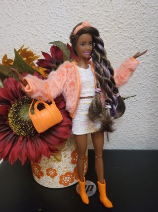 Muñeca Barbie articulada con conjunto y accesorios