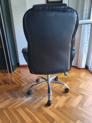 Silla de oficina cuero negra con ruedas