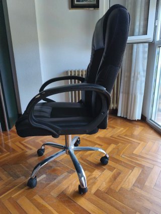 Silla de oficina cuero negra con ruedas