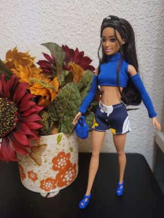 Muñeca Barbie con conjunto azul y shorts