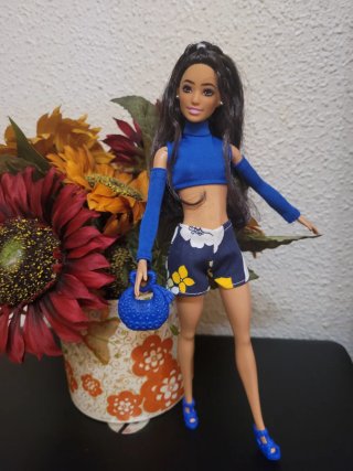Muñeca Barbie con conjunto azul y shorts